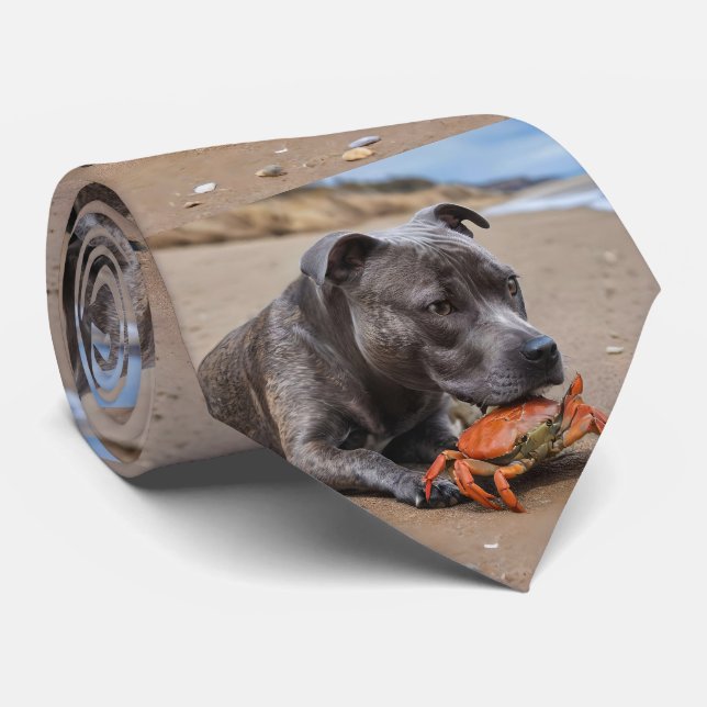Cravate "Beachside Pals : A Staffy and its Crab Companion" (Roulé)