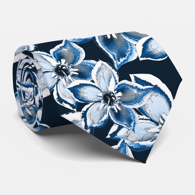 Cravate Bleu, fleurs blanches sur un arrière - plan noir. (Roulé)