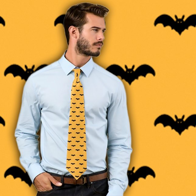 Cravate Chauve-souris d'Halloween - Noir et orange (Man wears an orange necktie with a pattern of black bats.  Background matches necktie pattern. )