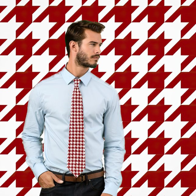 Cravate classique de contrôle de la jambe blanche  (Man wears a tie featuring a classic houndstooth pattern in maroon and white.  Background matches tie)