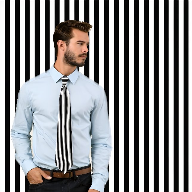 Cravate de bandes verticales fines noires et blanc (Man wearing a necktie with vertical black and white stripes standing against wall with same pattern.)