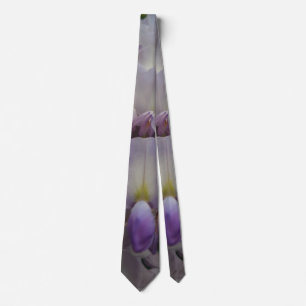 Cravate de fleurs violettes