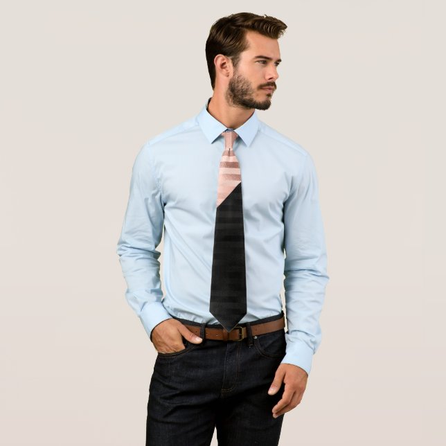 Cravate Découpe moderne Chic Rose Rose Or Triangle Noir (En situation)