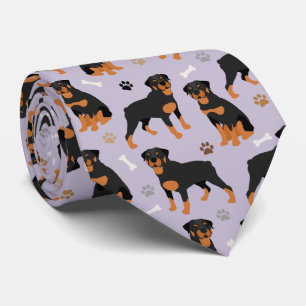 Cravate des os et des pattes de chien Rottweiler