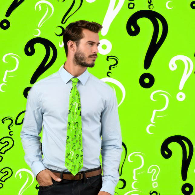 Cravate des points d'interrogation - Blanc, Noir,  (Man wears a light green neckties with a pattern of question marks in white and black.)
