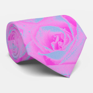 Cravate Détail de rose rose chaud et bleu clair parfait