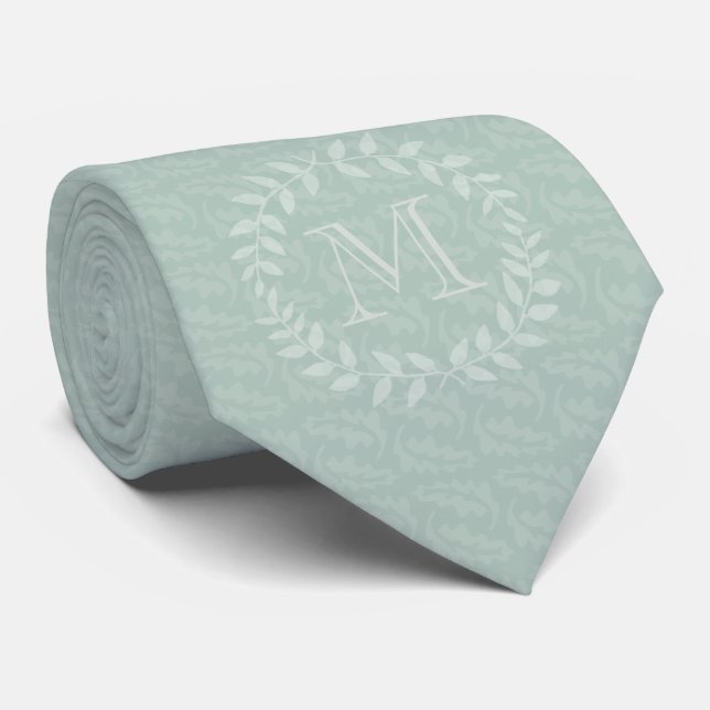 Cravate Dusty Sage Green Wreath Botanique Élégant Monogram (Roulé)