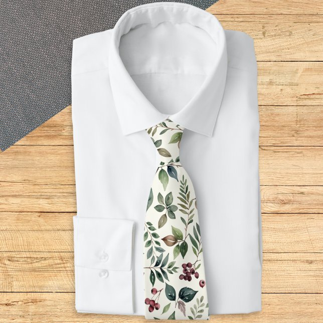 Cravate Feuilles d'hiver et baies Botanique hommes (A stylish tie with botanical pattern of green leaves and red berries on a light cream background)