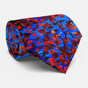 Cravate feuilles rouges dans un ciel bleu