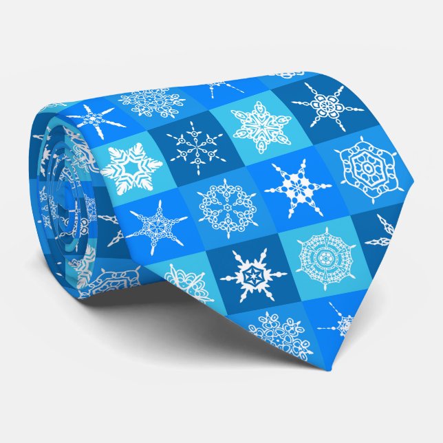 Cravate Flocons de neige de Noël d'hiver sur le bleu (Roulé)