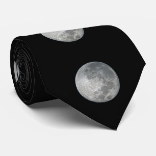 Cravate Gros plan sur la pleine lune dans le ciel nocturne
