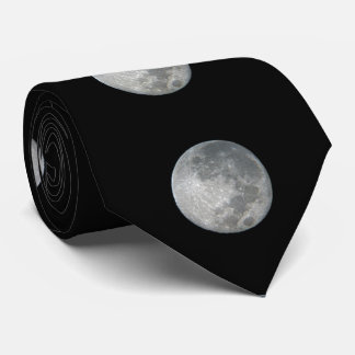 Cravate Gros plan sur la pleine lune dans le ciel nocturne