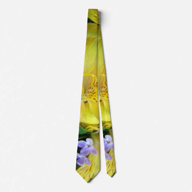 Cravate Jaune et Fleurs Lilac Violettes (Devant)