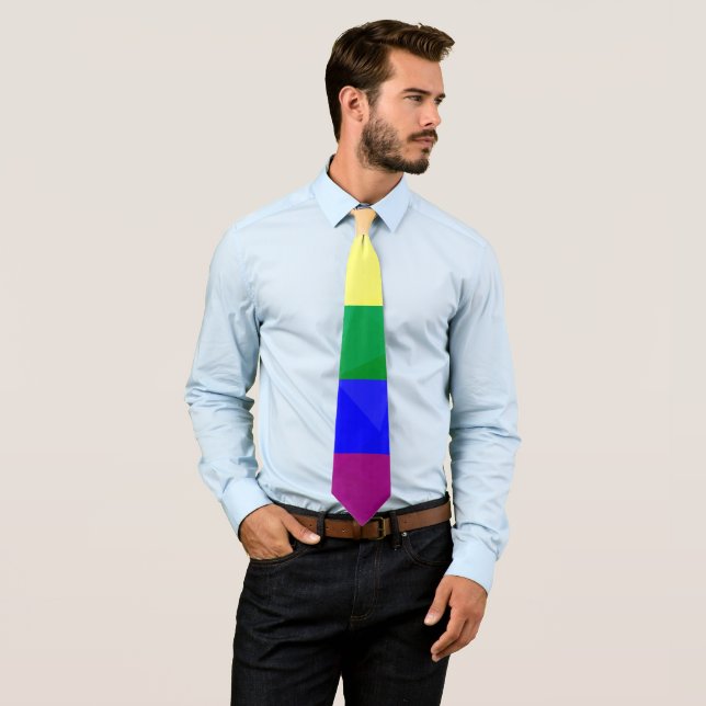 Cravate LGBT drapeau arc-en-ciel lignes motif de maillage  (En situation)