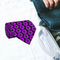 Modèle floral de géranium violet sur noir