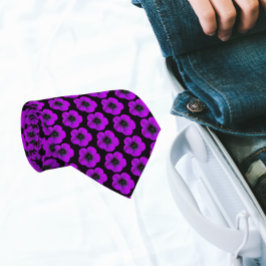 Cravate Modèle floral de géranium violet sur noir