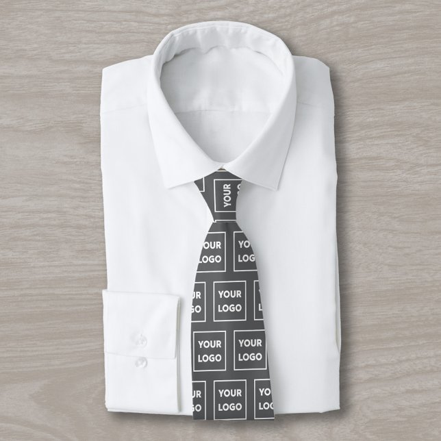Cravate Motif de logo professionnel personnalisé sur gris  (Custom Business Logo Pattern on Dark Gray 2 Sided Neck Tie, tied, in situ)