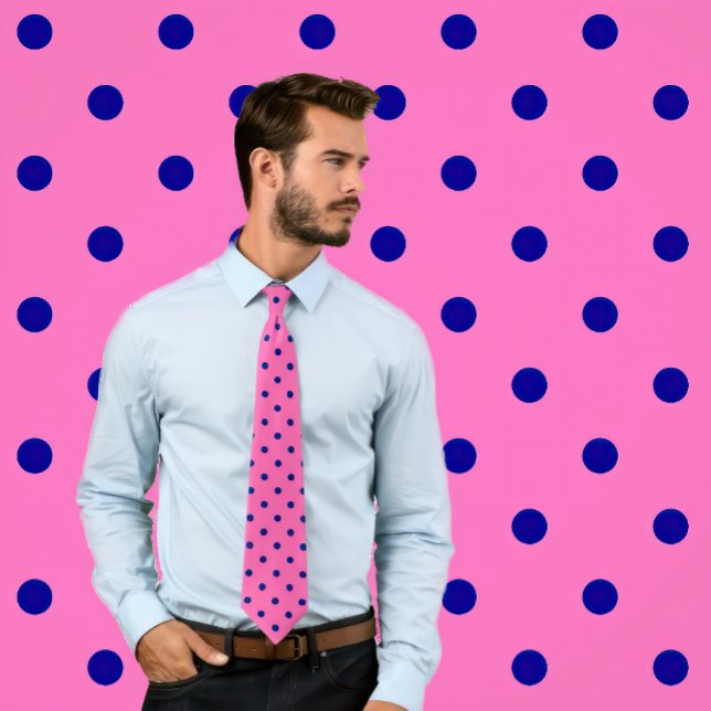 Cravate Motif Pois de la Marine classique sur Hot Pink (Man wears a necktie with a classic pattern of navy blue polka dots on a hot pink background.)