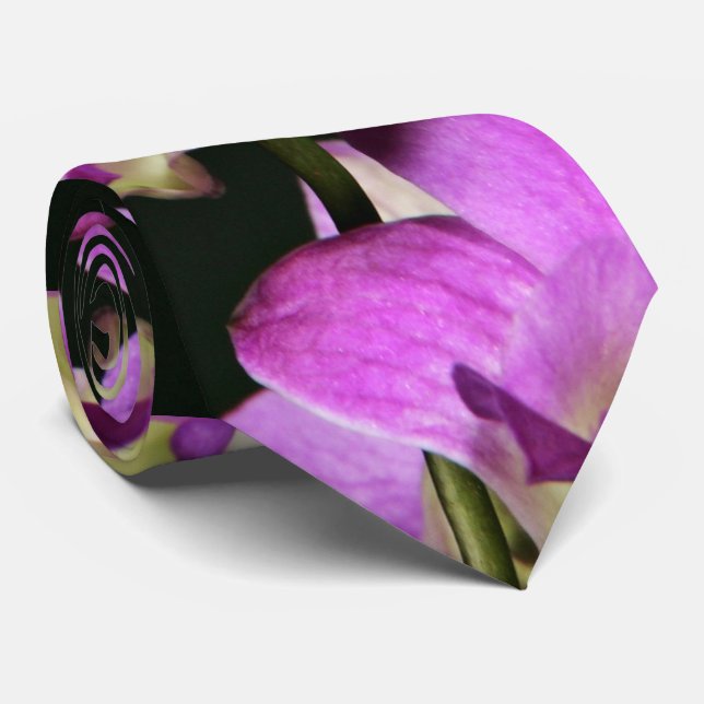 Cravate Orchidée rose sur un arrière - plan noir (Roulé)