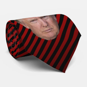 CRAVATE ROUGE FONCÉ ET NOIR DE TRUMP