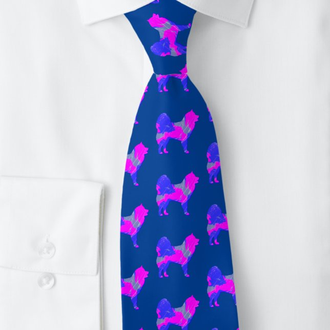 Cravate Silhouette de chien Samoyé rose et bleu bleu foncé (Samoyed pink and blue silhouette pattern tie on blue background )