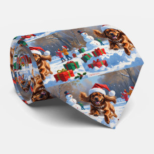 Cravate Tibetan Spaniel courant dans la neige avec un chap