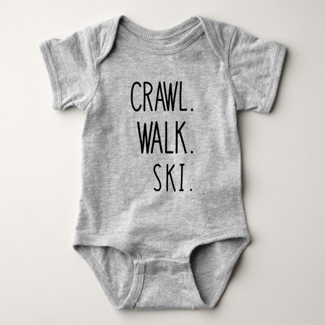 Crawl Walk Ski, Niedlicher Skipass Baby Strampler (Vorderseite)