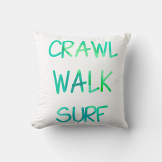 Crawl Walk Surf mit grünem Schriftart Kissen