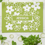 Crazy Daisy Muster in Spring Green mit Name Geschirrtuch<br><div class="desc">Ein Vintages Muster in Spring Green mit einem Platz für einen Namen oder einen anderen Text. Das verrückte Design hat ein groovy Blumenmuster. Ein minimaler Look in dezenten Farben mit einem einfachen serifenlosen Schriftart für ein Monogramm.</div>