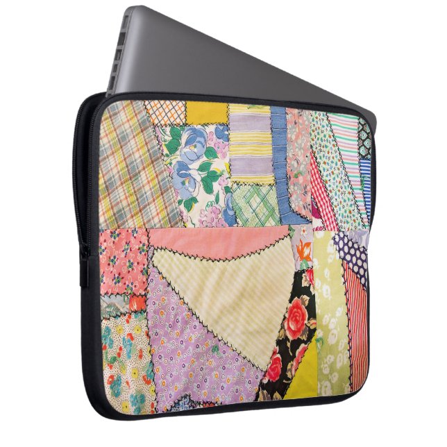 Crazy Patchwork Quilt mit Zigzag Stitching Laptopschutzhülle (Vorne Rechts)