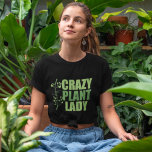 Crazy Pflanze Lady T-Shirt<br><div class="desc">Crazy Pflanze Lady. Das Geschenk der Pflanze in coolen Grüntönen mit hübschen Weinreben neben dem niedlichen Zitat über Pflanze und Grünpflanzen. Großartiges Geschenk für einen Gärtner mit grünem Daumen.</div>