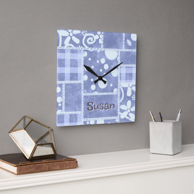 Crazy Quilt Blue Gingham Floral Personalized  Quadratische Wanduhr (Büro)