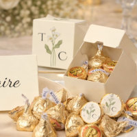 Cream Art Nouveau Lilien Monogramm Hochzeit
