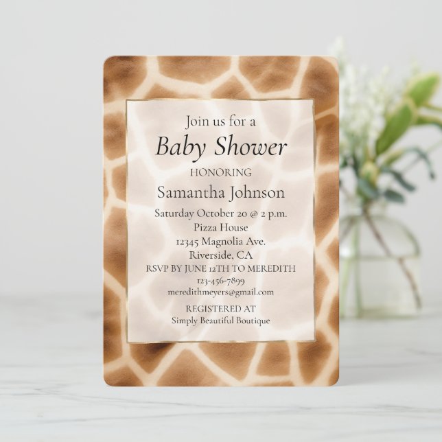 Cream Brown Giraffe Animal Print Einladung (Stehend Vorderseite)