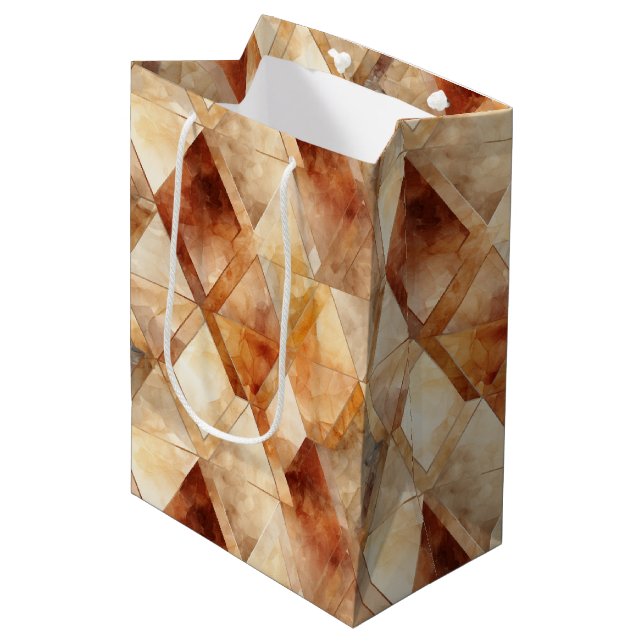 Cream Burgundy Red Gold Dreiecke Mittlere Geschenktüte (Vorderseite Schrägansicht)