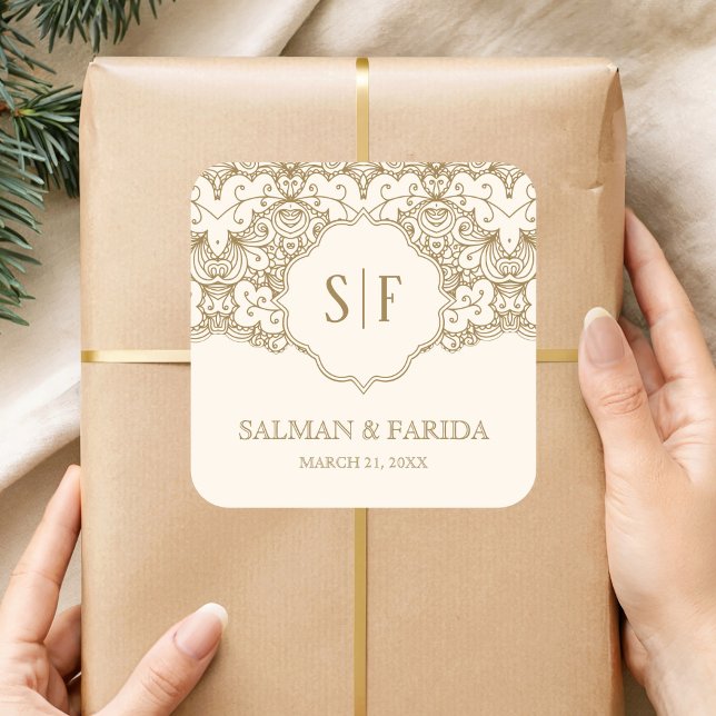 Cream Gold Lace Monogram Gastgeschenk Hochzeit Quadratischer Aufkleber (Von Creator hochgeladen)