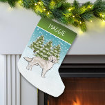 Cream Golden Retriever Blue Christmas Individuelle Kleiner Weihnachtsstrumpf<br><div class="desc">Desteis originelle Cartoon Illustration eines niedlichen englischen Cremes Golden Retriever Rasse Hund. Der Hund ist in einer Winterlandschaft mit drei grünen Tannenbäumen und fallendem Schnee untergebracht. Der Hintergrund ist ein blaues bis weißes Gefälle, das das Design des kalten Wintertages verleiht. Oben befindet sich auch eine grüne Gradientenlinie mit einem personalisierbaren...</div>