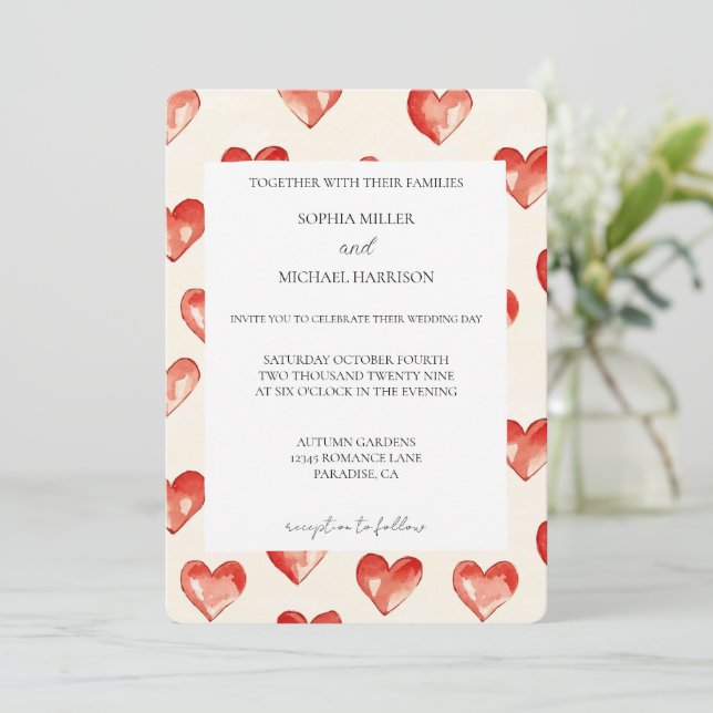 Cream Red Hearts Liebe Hochzeit Einladung (Stehend Vorderseite)