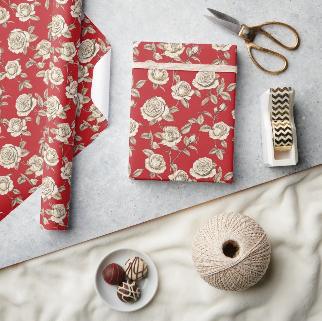 Cream Roses on Red Toile De Jouy Geschenkpapier (Kunsthandwerk)