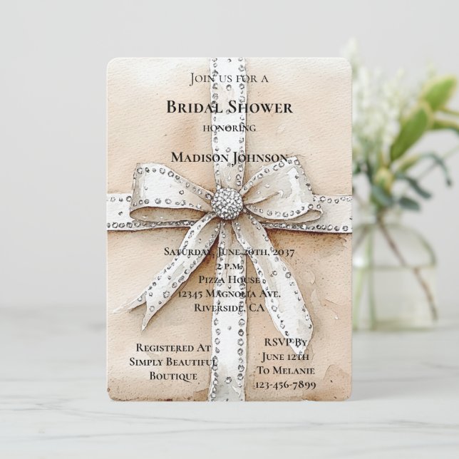 Cream White Silver Glitzy Glam Bow Brautparty Einladung (Stehend Vorderseite)