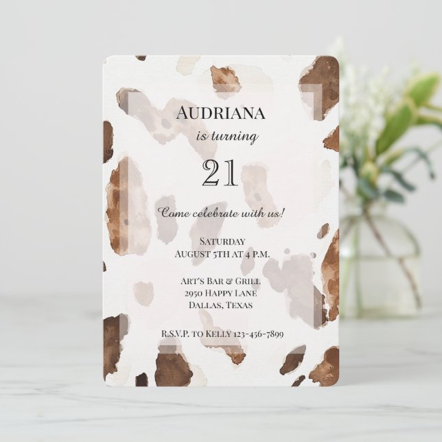 Creamy Brown Chocolate Cow Print Animal Birthday Einladung (Stehend Vorderseite)