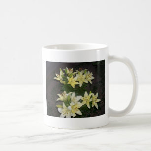 Creamy White Lilies auf schwarzem Hintergrund Kaffeetasse