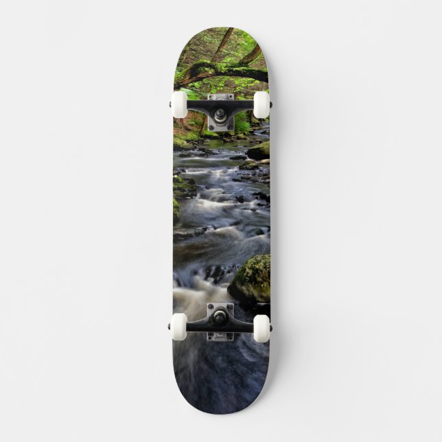 Creek flows through forest skateboard (Vorderseite)