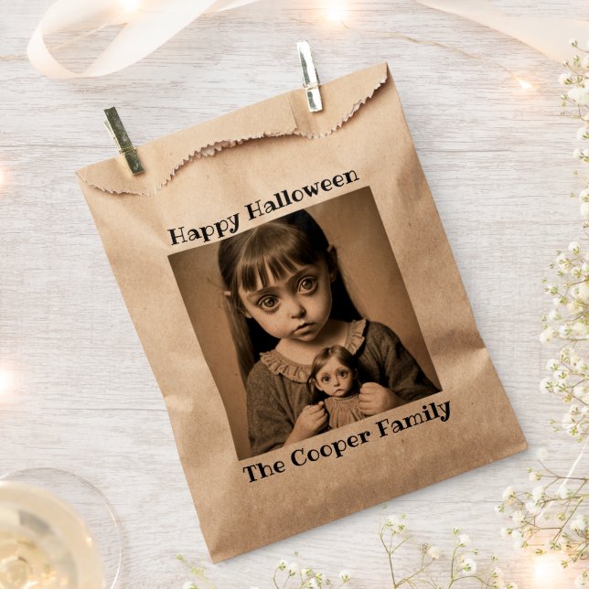 Creepy Child Holding Doll Halloween-Party Geschenktütchen (Ausgeschnitten)