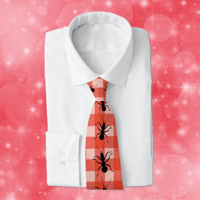 Creepy Crawly Ants Kariert Krawatte (Big crawling black ants on red white checkered tablecloth plaid neck tie.)