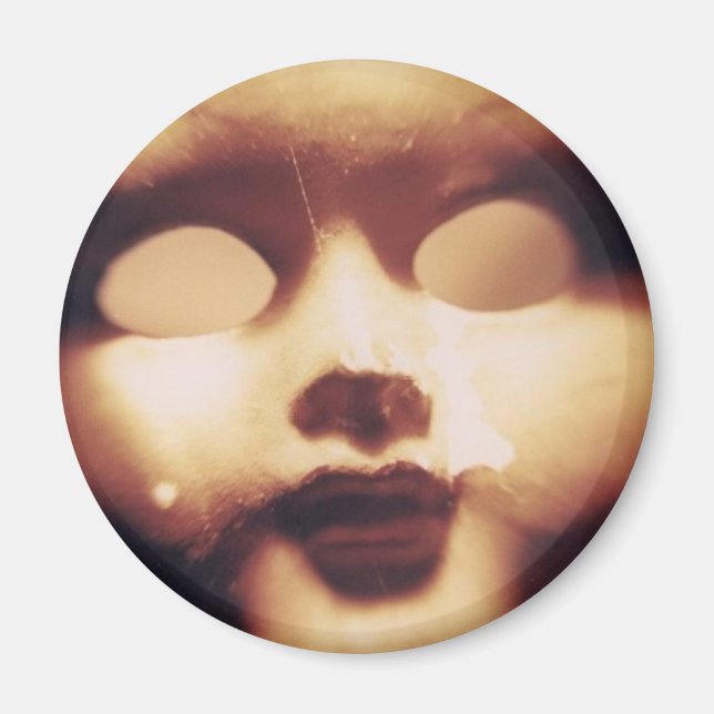 Creepy Doll Magnet (Vorne)