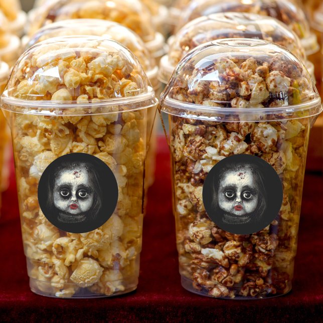 Creepy Goth Doll mit Blood Spatters Halloween Runder Aufkleber (These creepy Gothic doll stickers look awesome on Halloween party favors.)