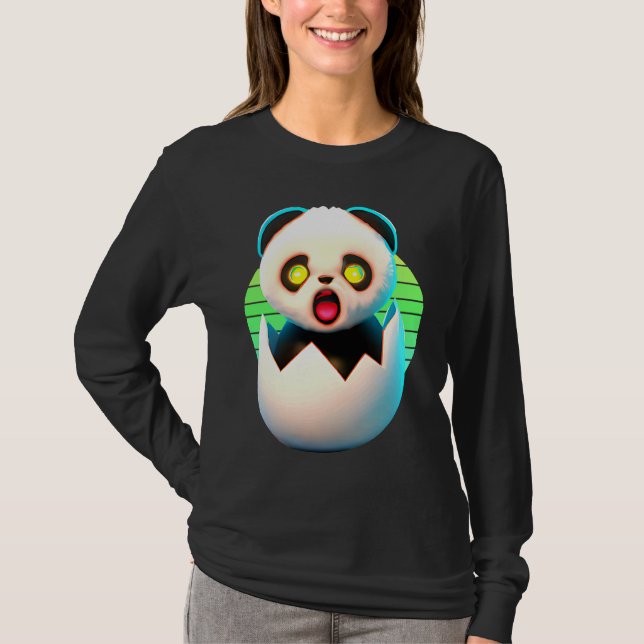 Creepy Panda hatches from egg T-Shirt (Vorderseite)