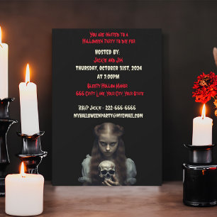 Creepy Young Girl with Skull Halloween-Party Einladung