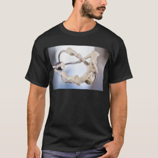 Creme auf einem Mischmasch T-Shirt